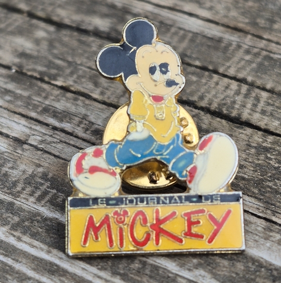 Mickey Mouse Enamel Pin - Picture 2 of 16